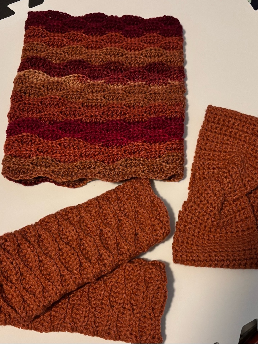 Handmade crocheted set - Picture 2 of 2